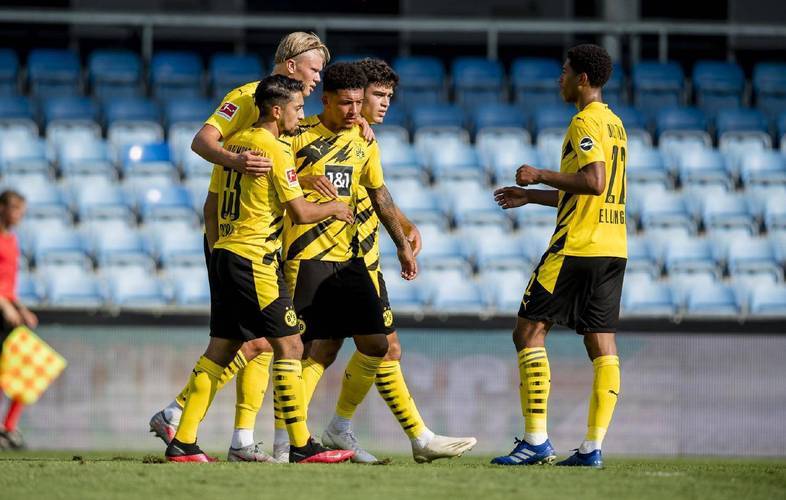 多特蒙德主场大捷，球员赛后激动庆祝胜利，为了生活增加.